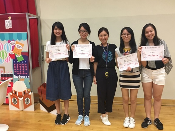 Team members (left to right) 5A Wong Oi Kiu, 5A Chan Hiu Yan, 5A Wong Tsz Shan and 5A Li Hoi Ling taking photo with the social worker (middle) responsible for their team during the prize giving ceremony.